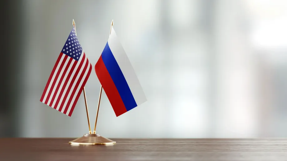 Флаги США и России на столе символизируют правила ввоза товаров из США в Россию.