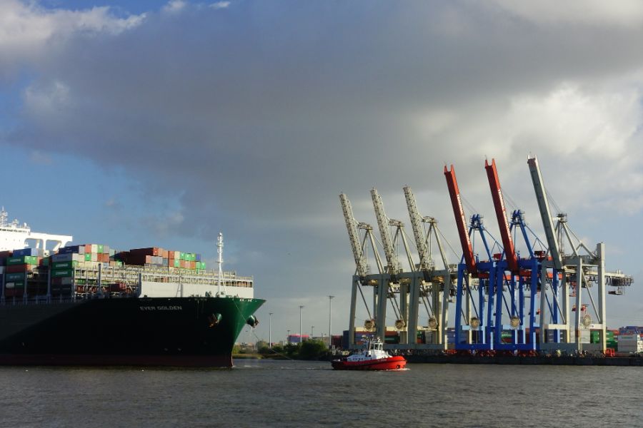 The Ultimate 2025 Guide to Oversized Cargo Transportation: Air vs. Sea