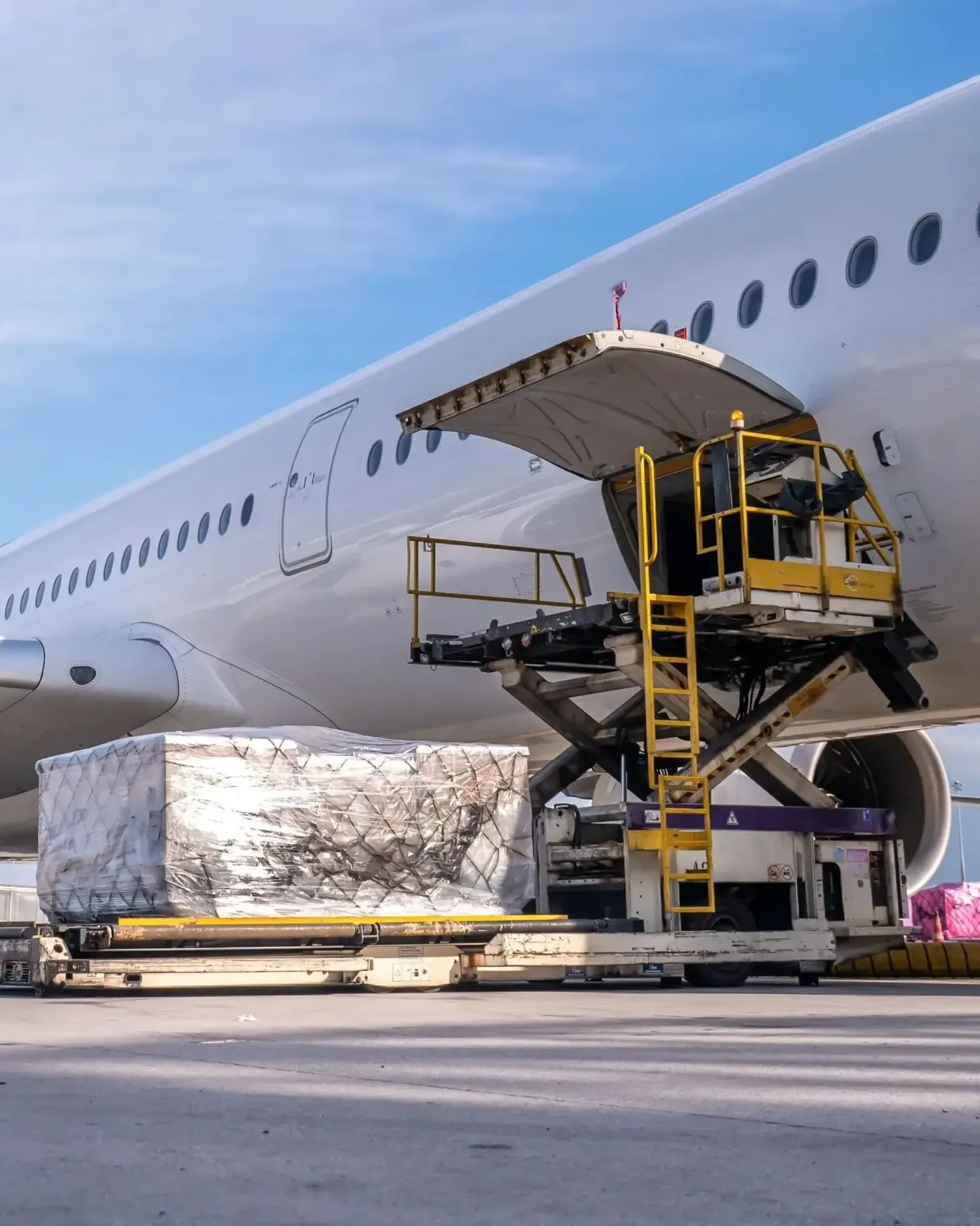 Air cargo loading at Falcon Cargo hub – international freight forwarding services