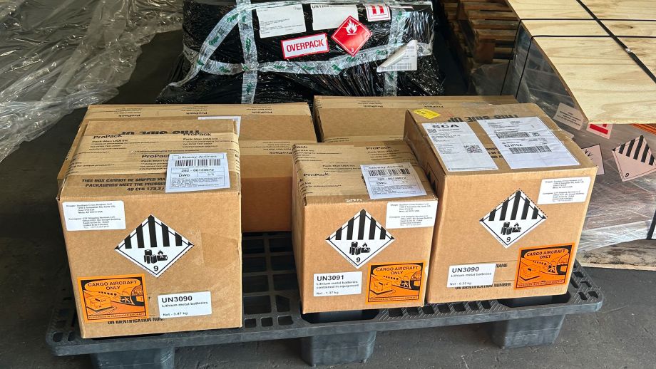 Shipping lithium batteries to UAE – real Falcon Cargo UN3090 shipment with Cargo Aircraft Only and hazard labels at JFK
